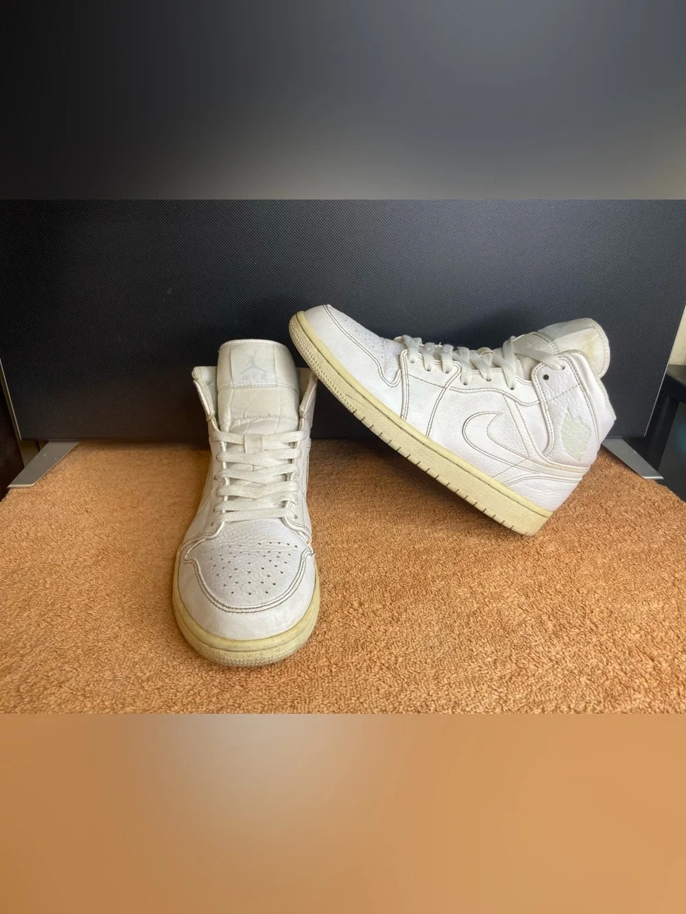 Nike Air Jordan 1 Mid Triple White 554724-109 Men's Sz. 9 Basketball Sneakers
